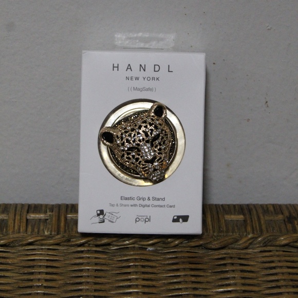 Handl New York MagSafe. Elastic Grip & Stand.  Rhinestone Cheetah Head. - Picture 6 of 6